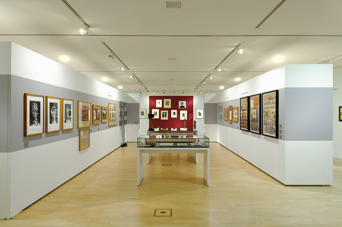 Montage de l'exposition avec des modules muraux, des tables et des vitrines Mila-wall dans le Kupferstichkabinett de Dresde