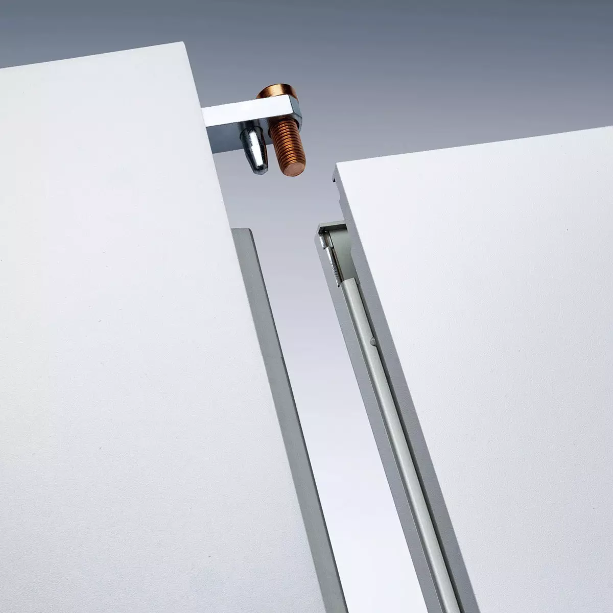 Nahaufnahme der Kante zweier Mila-wall Module mit Nut, Feder und Verbinder