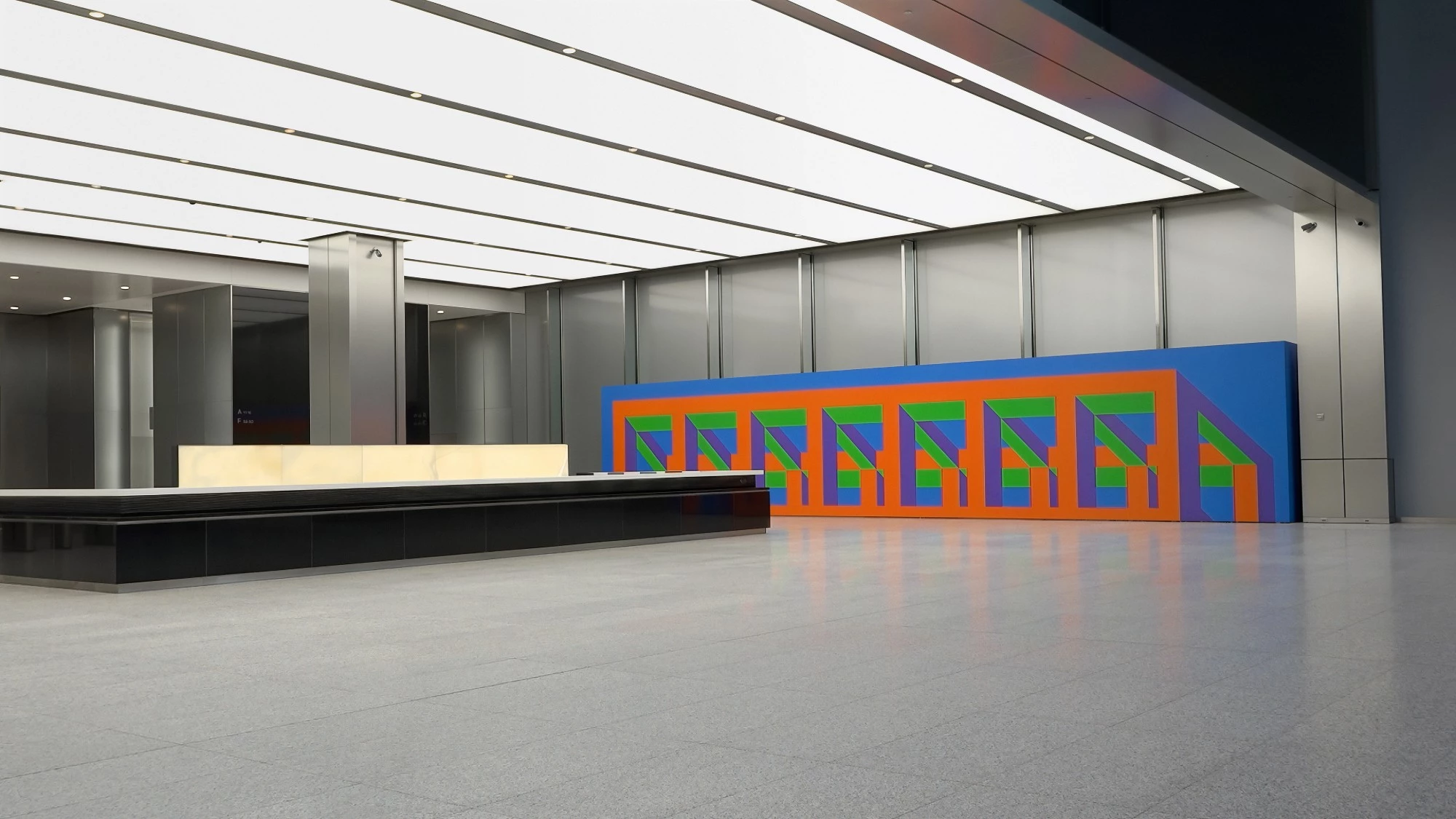 Eingangshalle des 3 World Trade Center in New York mit einer großen farbigen Bildwand auf Mila-wall Modulen